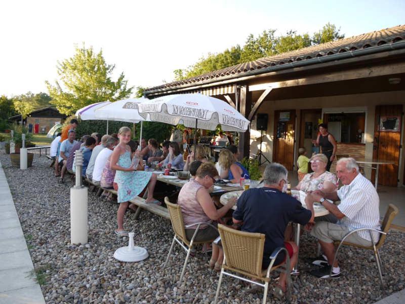 Гостевой дом Camping Fontaine Du Roc Devillac Экстерьер фото